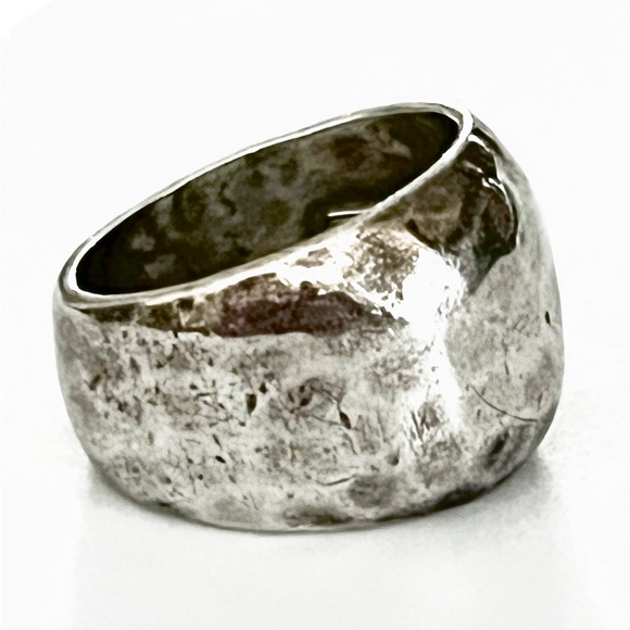 🗝️ Vintage Sterling Silver Hammered Pattern Asymmetric Band / Ring - Picture 3 of 5